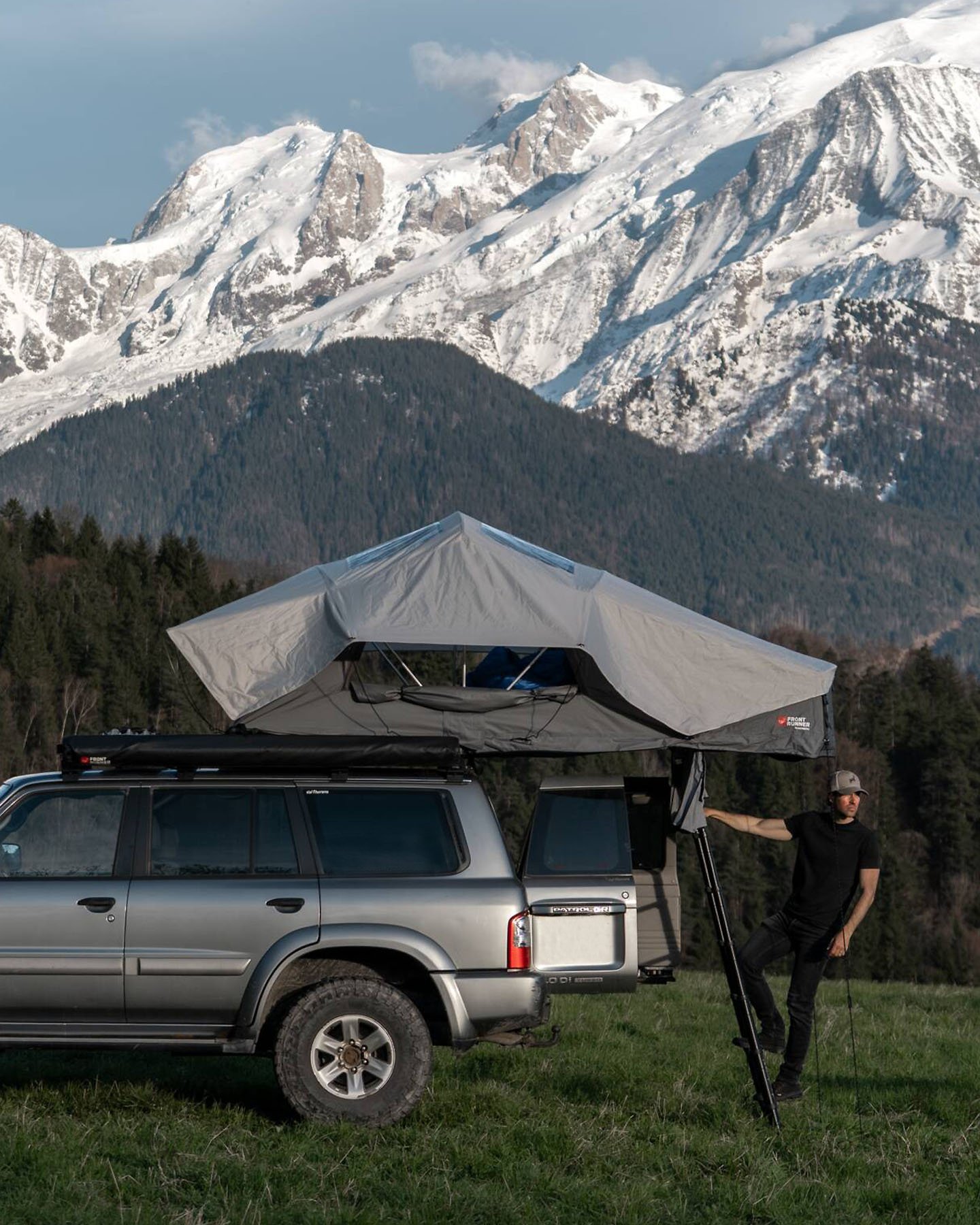 Feather-Lite II Dachzelt auf einem Campervan in einer Berglandschaft montiert, leichte Dachzeltlösung für Outdoor-Abenteuer