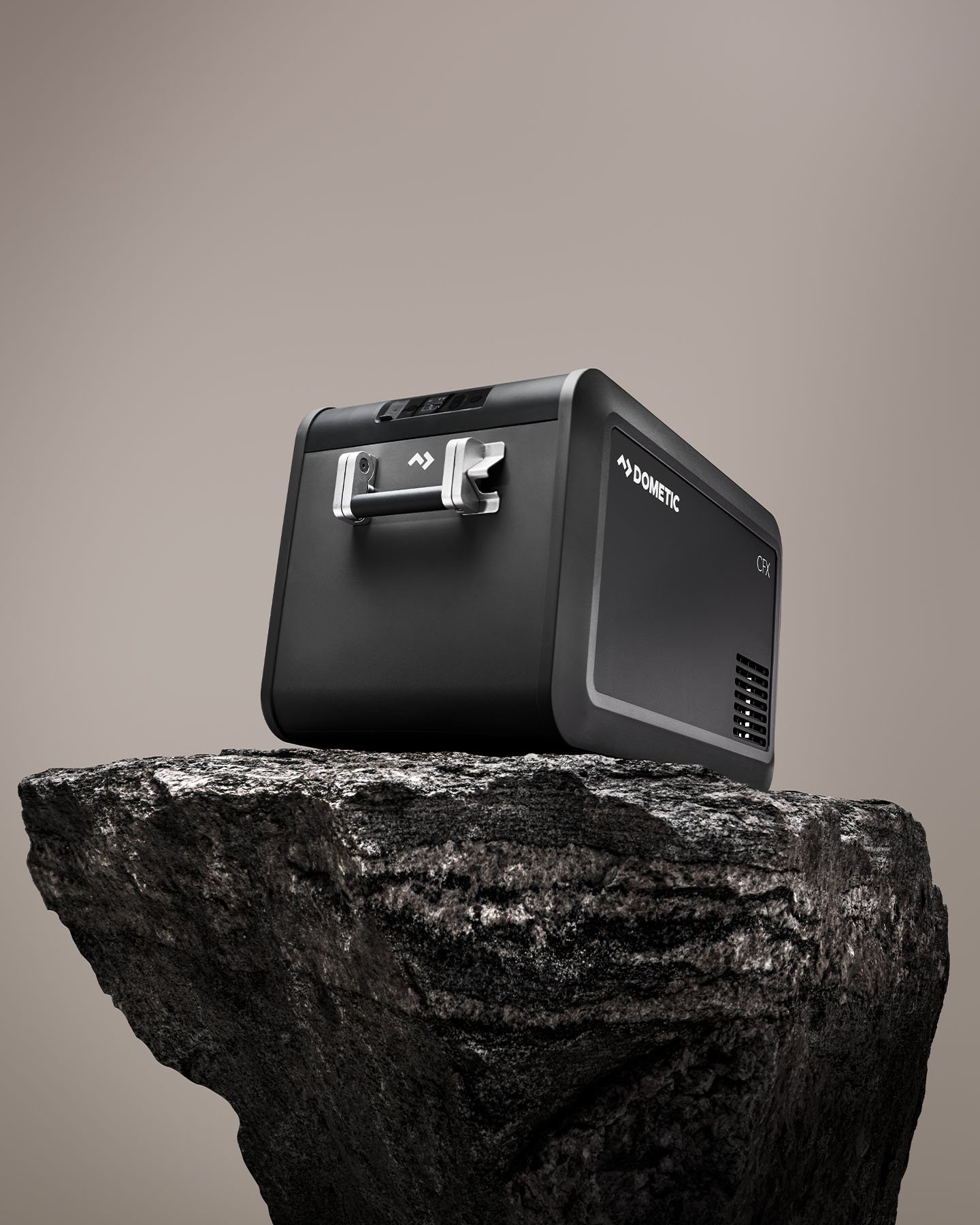 Dometic CFX5 Kompressorkühlbox auf einem Felsen präsentiert, tragbare elektrische Kühlbox für Camping, Roadtrips und Outdoor-Abenteuer